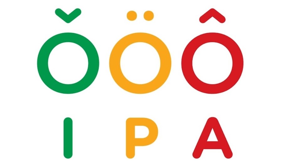 Pessoa em sessão de teleterapia da fala através de um computador